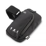 Funda portacelular Sport RPET en uso durante una carrera nocturna.