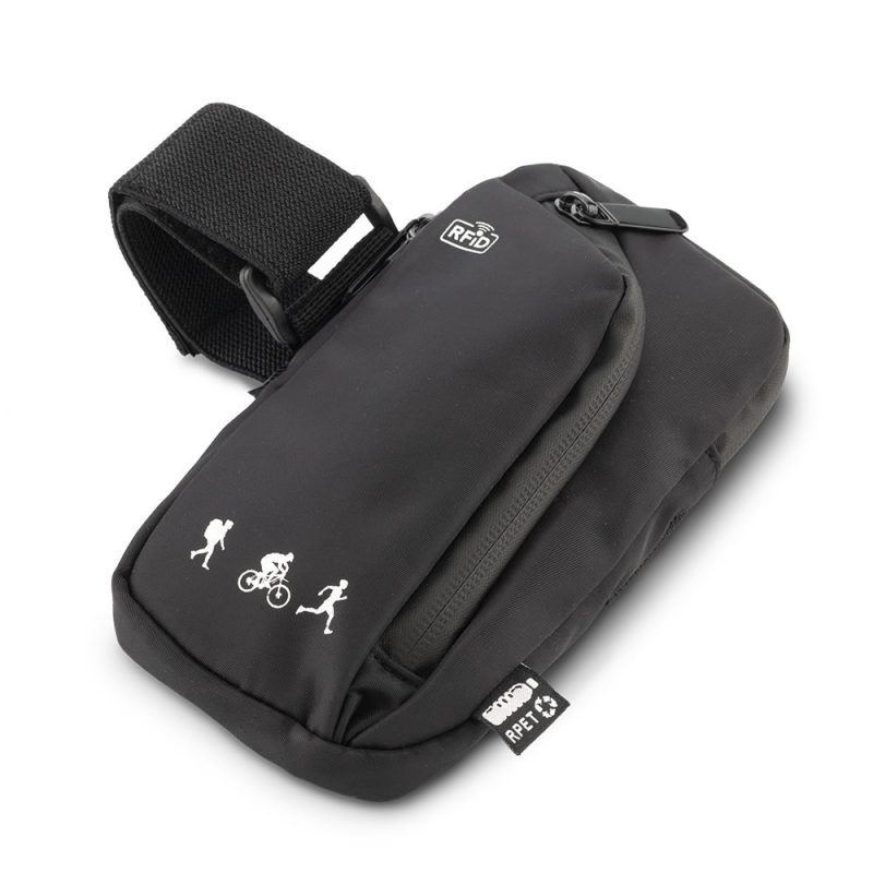 Funda portacelular Sport RPET en uso durante una carrera nocturna.