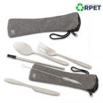 Set de Cubiertos Metálicos RPET, incluyendo cuchara, cuchillo, tenedor y pitillo, presentado en estuche de RPET.