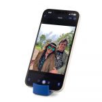 Soporte para Móviles con Microfibra en uso con un smartphone.