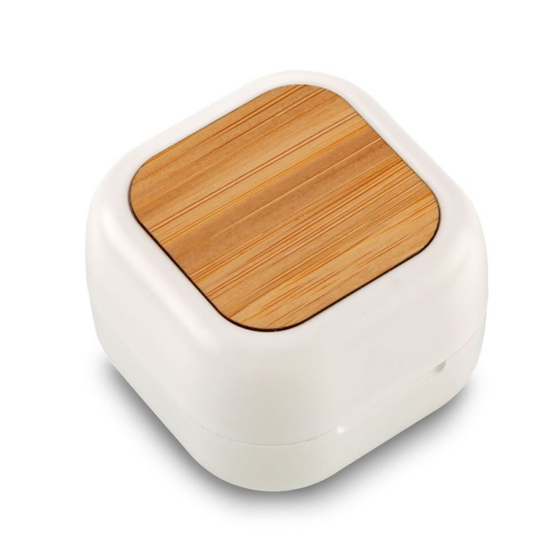 Detalle del material de bambú en el estuche de los Audífonos Bluetooth Eco Bamboo, enfatizando su diseño sostenible