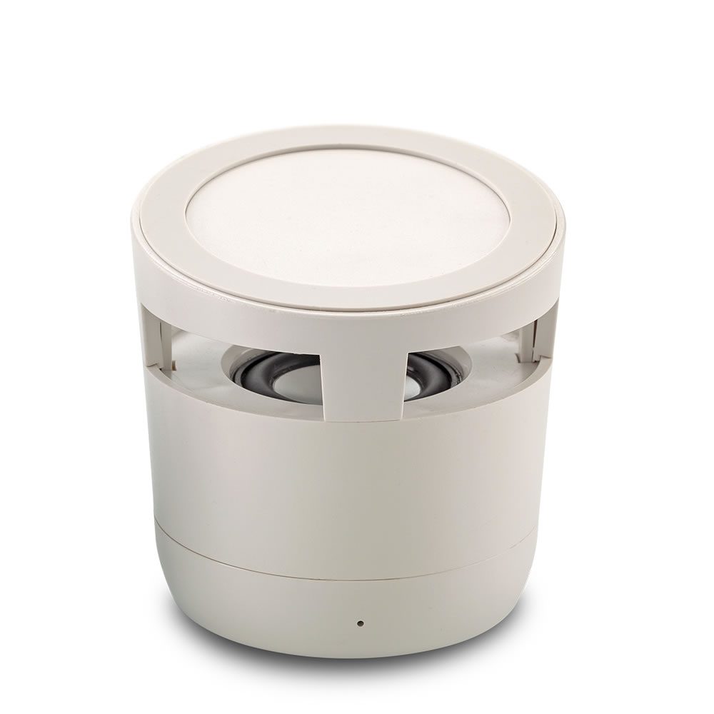 Speaker Bluetooth Wyn 2-1 cargando un móvil en una oficina