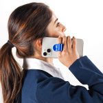Soporte para Móviles Scully sosteniendo un teléfono en un escritorio.