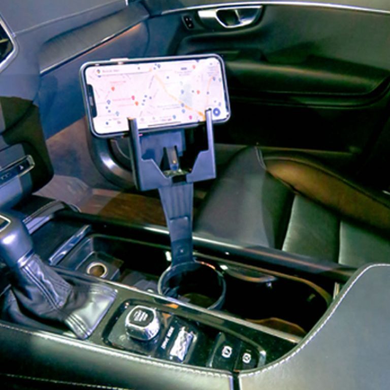 Soporte para Móviles Cup instalado en el portavasos de un coche.