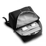 Morral Backpack Soft Pack en poliéster RPET mostrando sus bolsillos con cremallera.