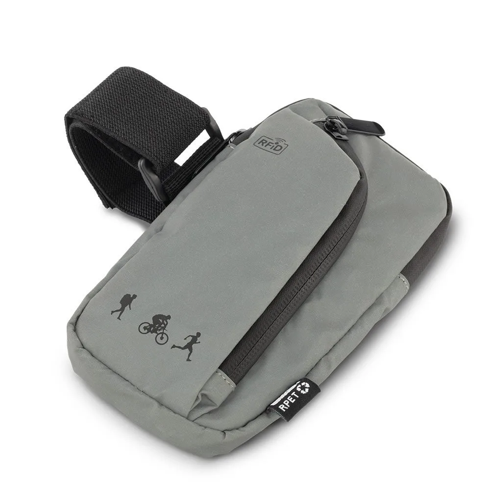 Funda portacelular Reflect Sport RPET en uso durante una carrera nocturna.