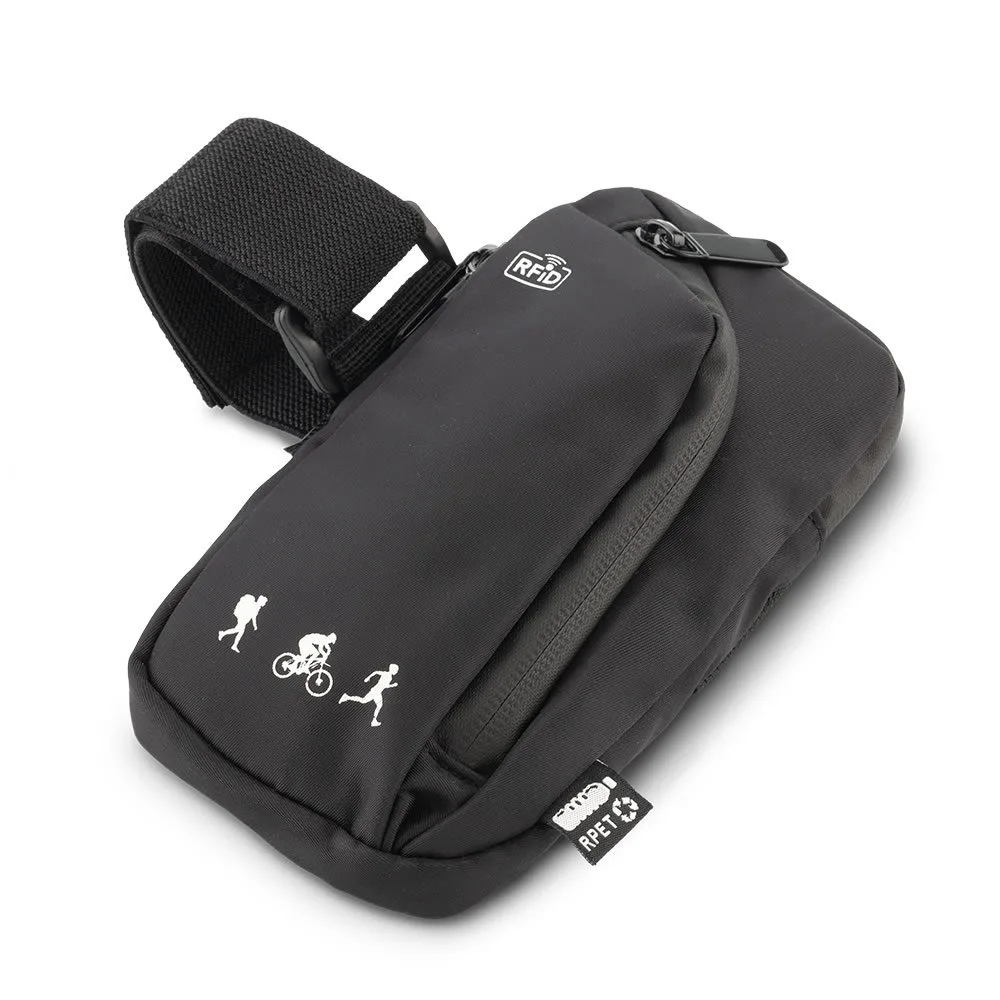 Funda portacelular Sport RPET en uso durante una carrera nocturna.