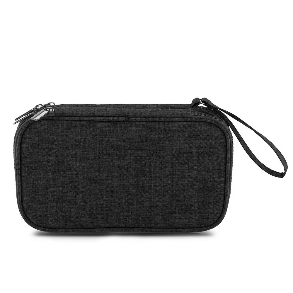 div-1034 NEGRO Portadocumentos de Viaje y de Cables RPET en uso durante un viaje.