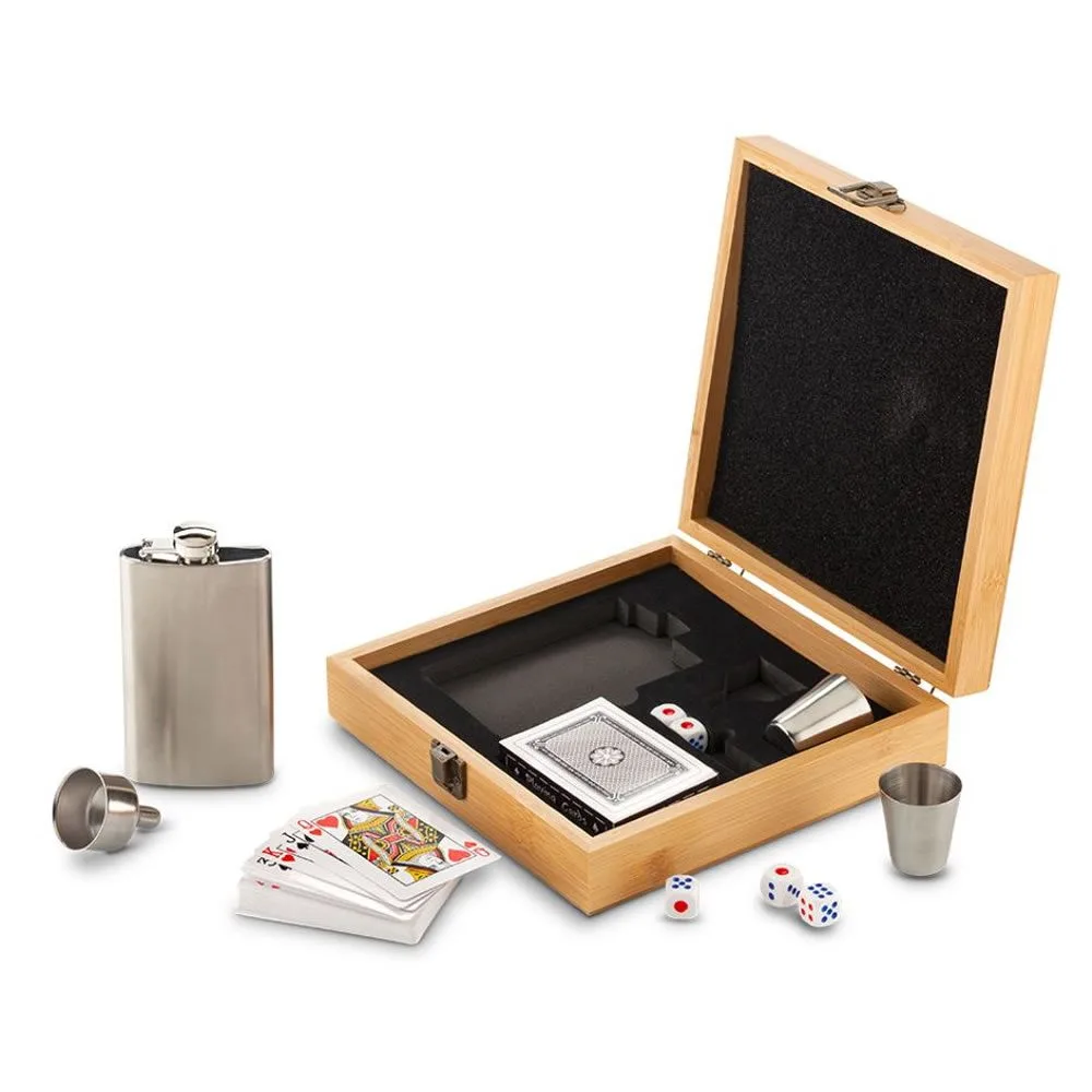 hg-359 general1 Set de Licorera con Juegos, incluyendo licorera, copas, embudo, cartas y dados, presentado en caja de bambú.