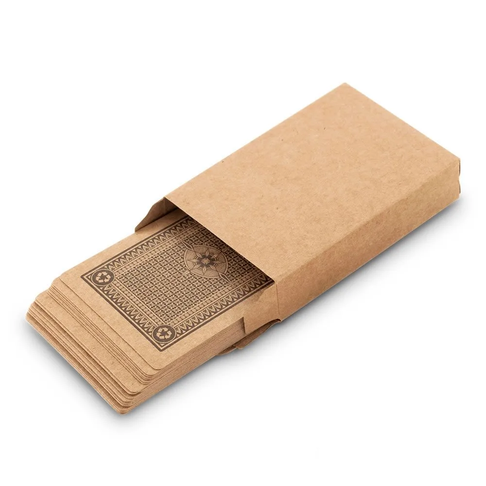 Set de Cartas Eco fabricado en papel Kraft reciclado, presentado en una caja de cartón reciclado.