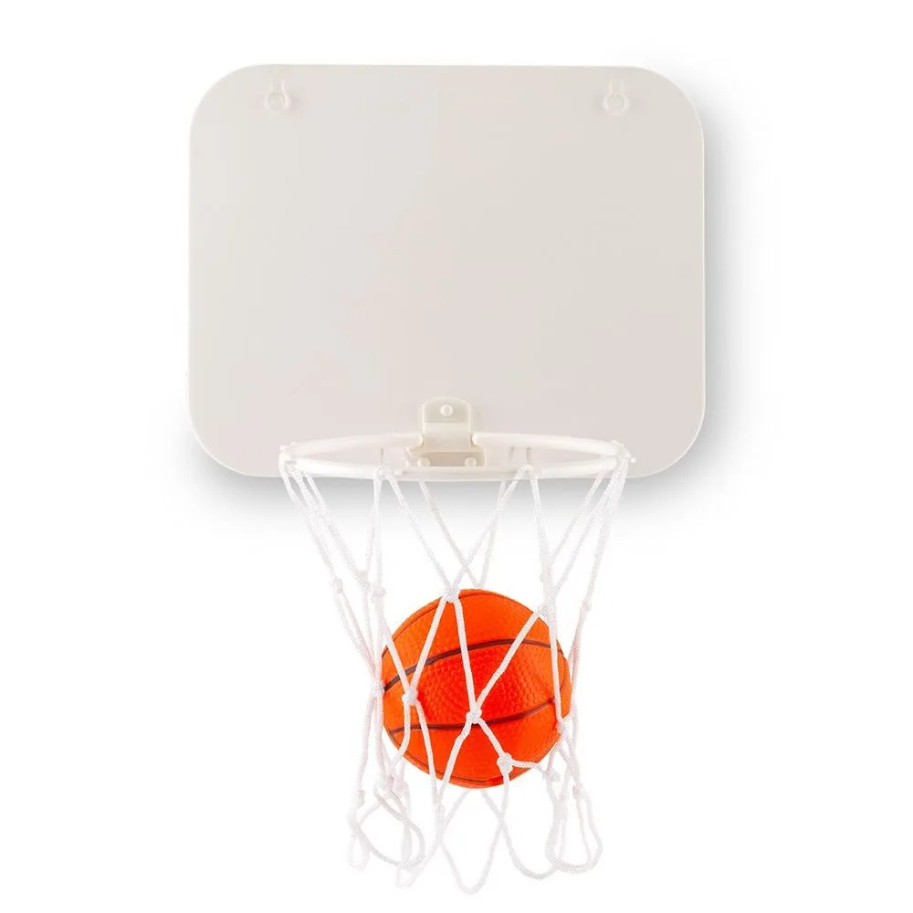 Detalle de la mini bola de baloncesto incluida con la Mini Cancha Básket, lista para jugar.