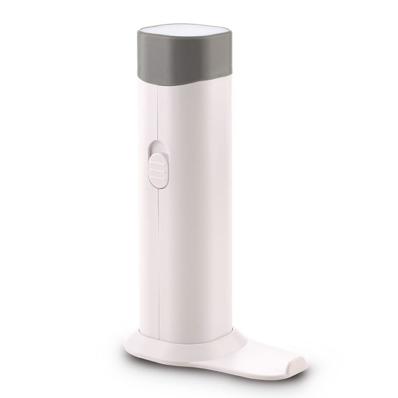 Lámpara LED con pila recargable 1200 mAh, en modo linterna de mano, mostrando su diseño compacto y portátil.