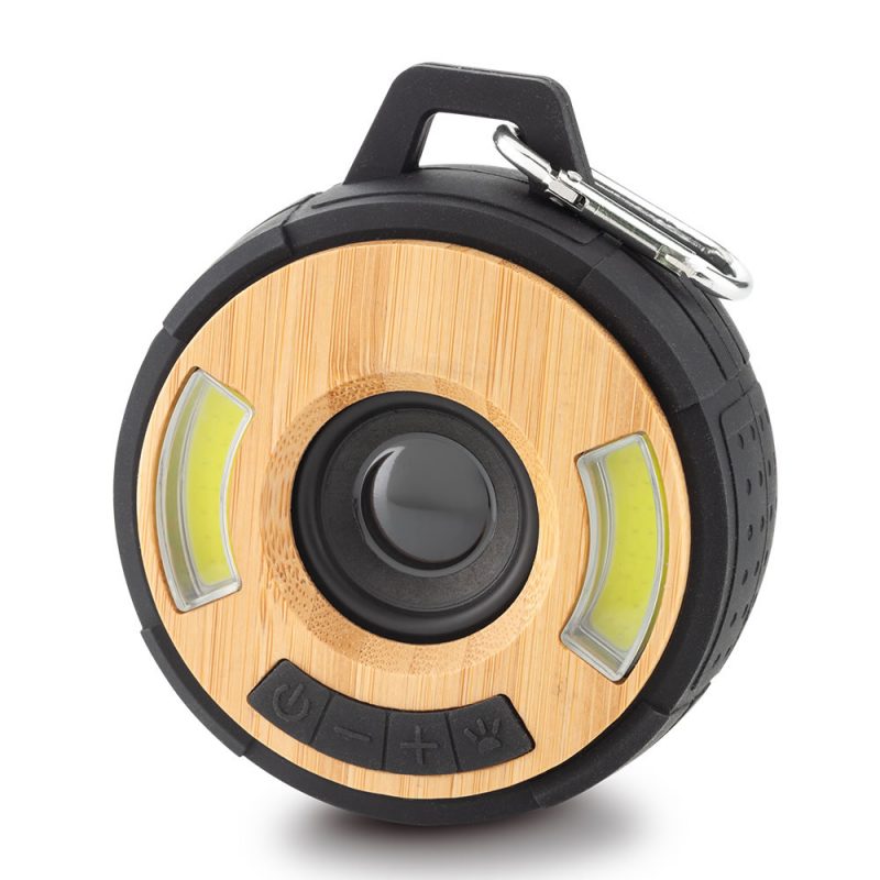 Speaker Bluetooth con Luz Emergency encendido, mostrando su diseño en caucho y bambú