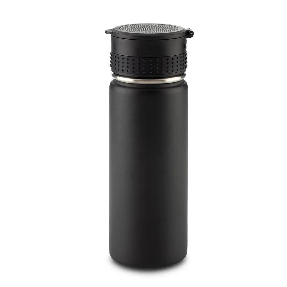Botilito Korg 500 Ml con speaker Bluetooth en una caminata al aire libre