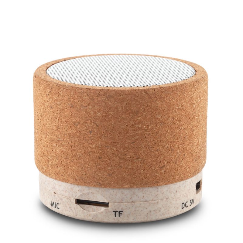 Speaker Bluetooth Cyrus Cork encendido, mostrando su diseño en corcho y fibra de trigo.