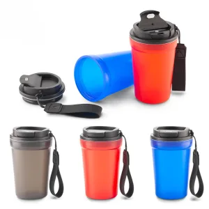 Taza plástica reutilizable con correa para transporte y tapa segura.