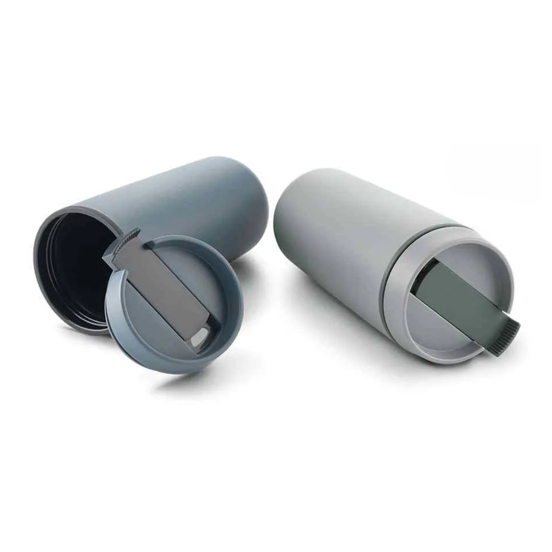 Mug plástico doble pared con cierre seguro – detalle del diseño ergonómico