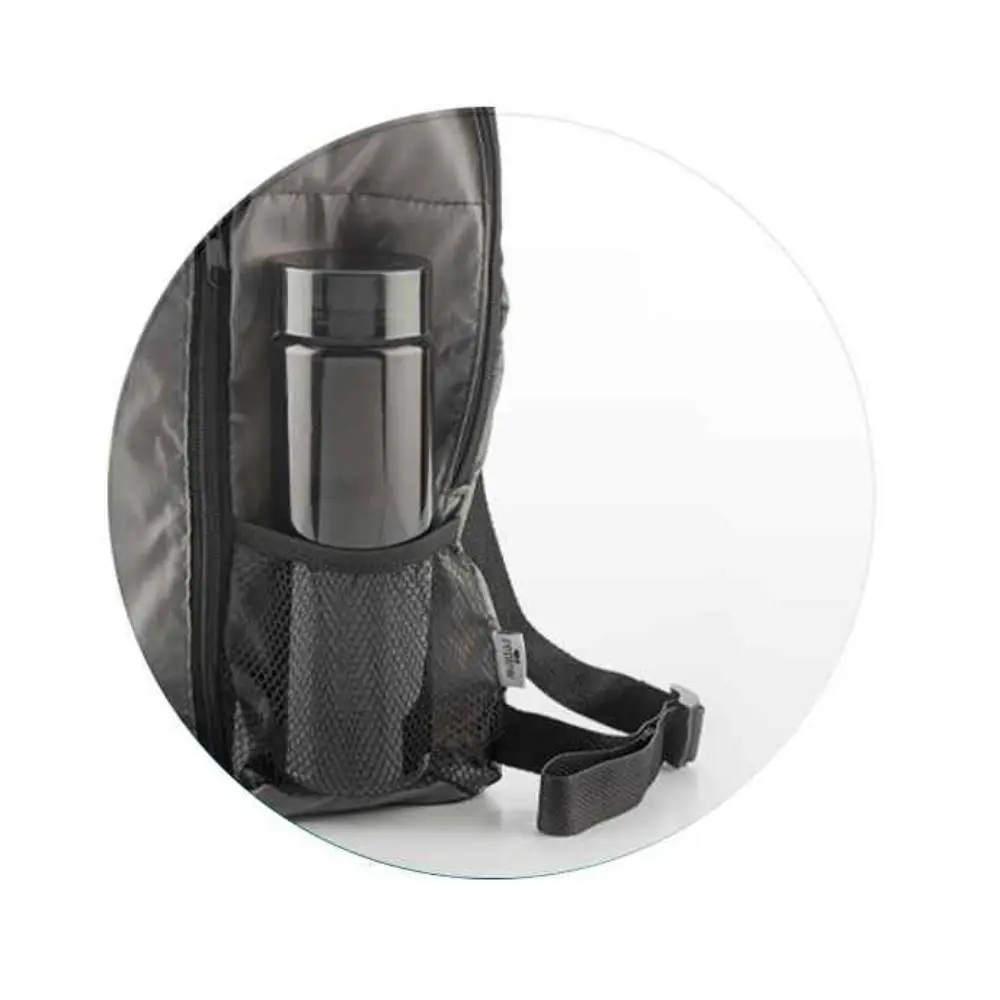 Morral Backpack Clipper DIV-1135 general1 Detalle del bolsillo lateral en malla del Morral Backpack Clipper con botella almacenada para un acceso rápido y seguro.